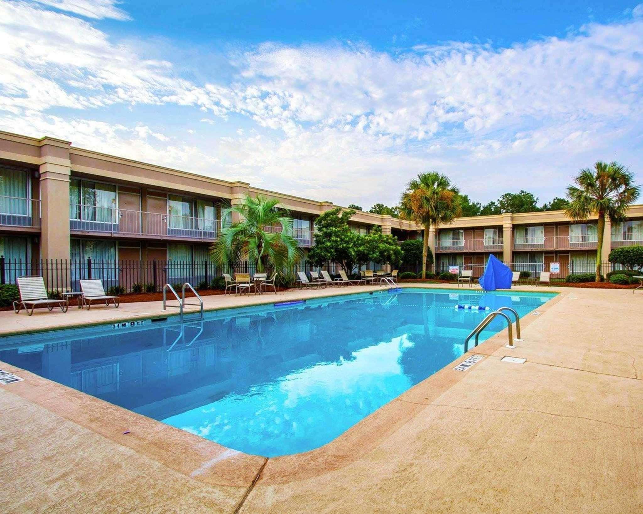 Clarion Inn & Suites Dothan South Экстерьер фото