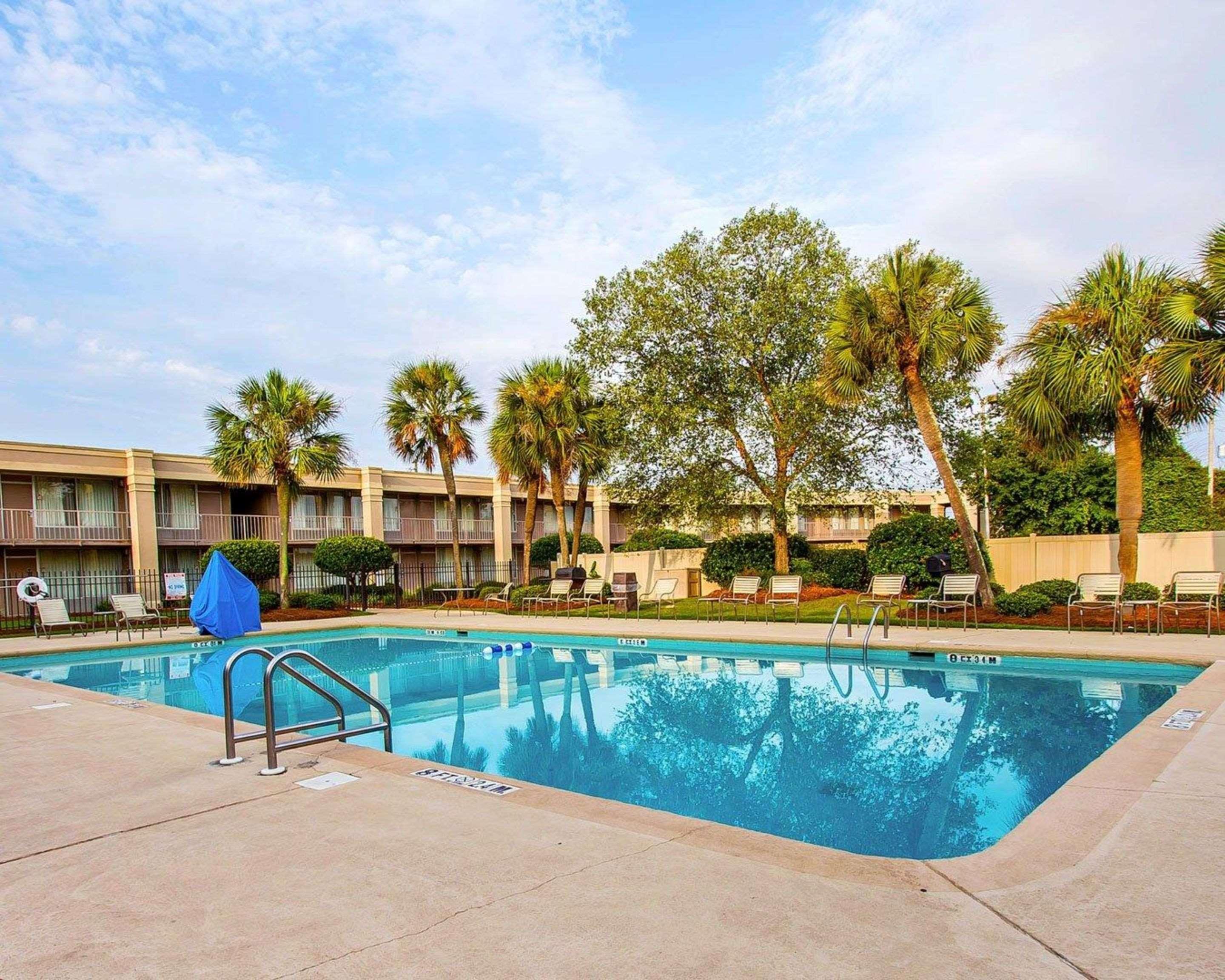 Clarion Inn & Suites Dothan South Экстерьер фото