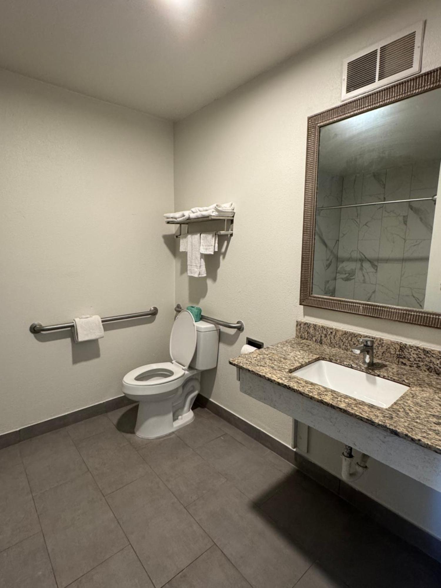 Clarion Inn & Suites Dothan South Экстерьер фото