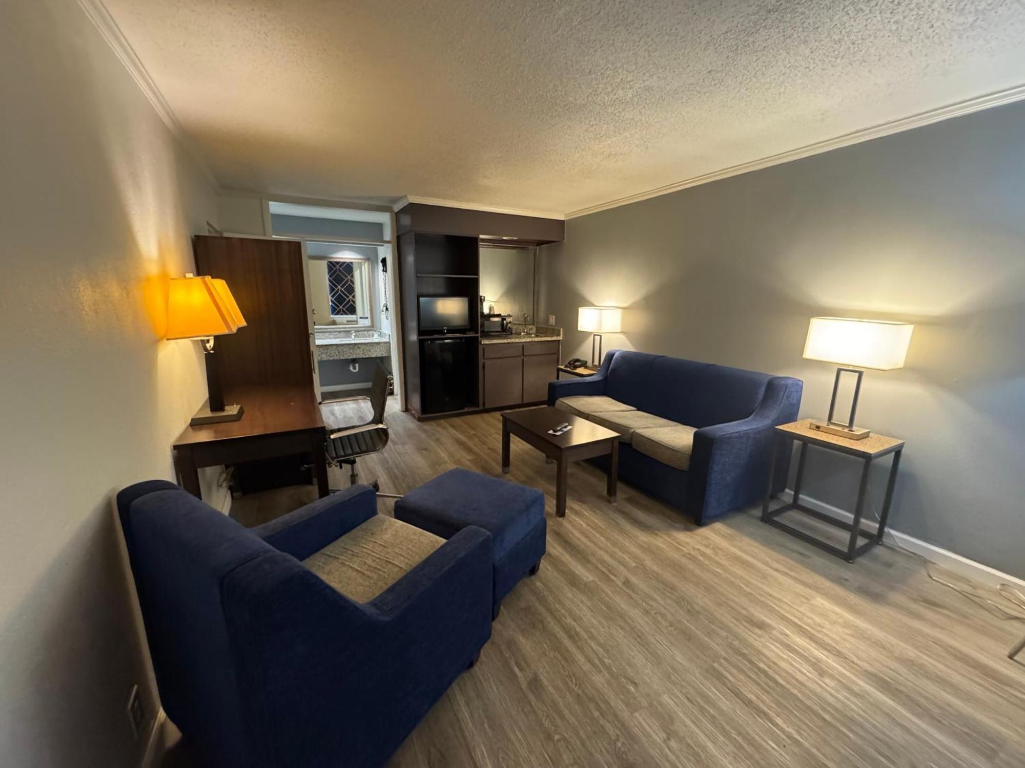 Clarion Inn & Suites Dothan South Экстерьер фото