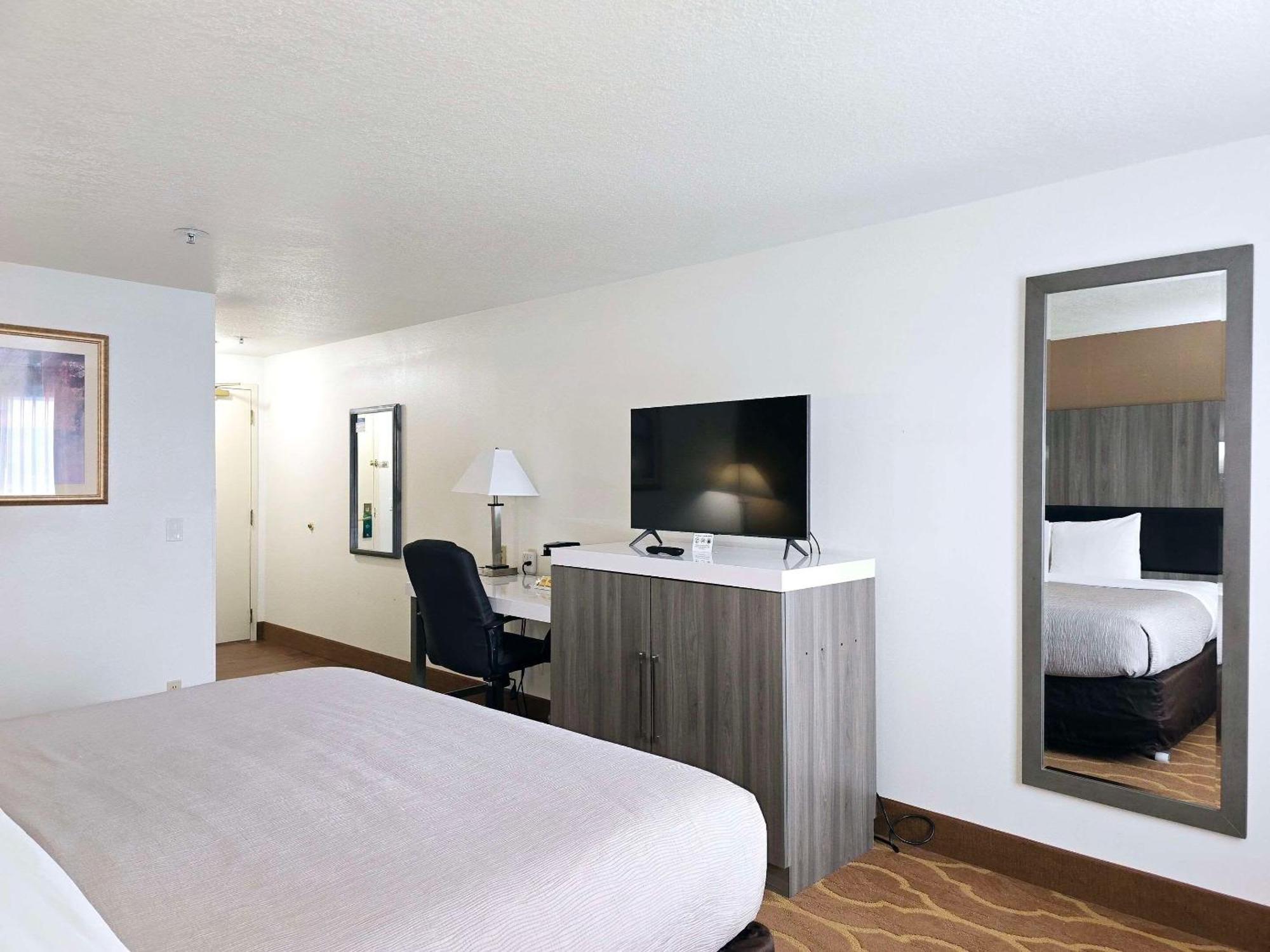 Clarion Inn & Suites Dothan South Экстерьер фото