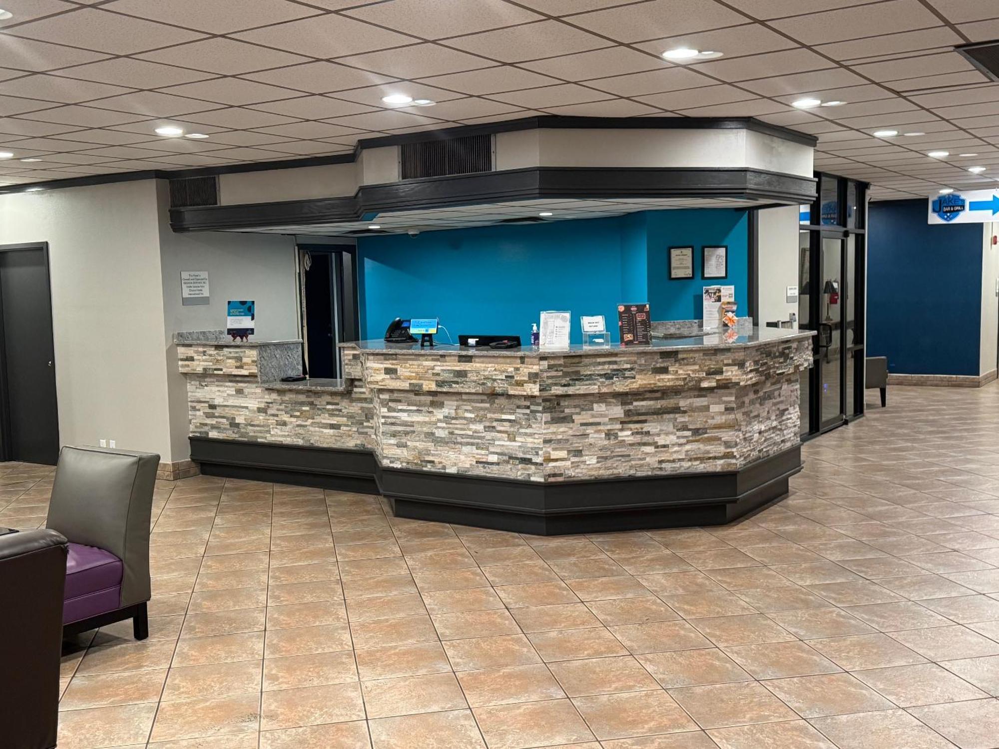Clarion Inn & Suites Dothan South Экстерьер фото