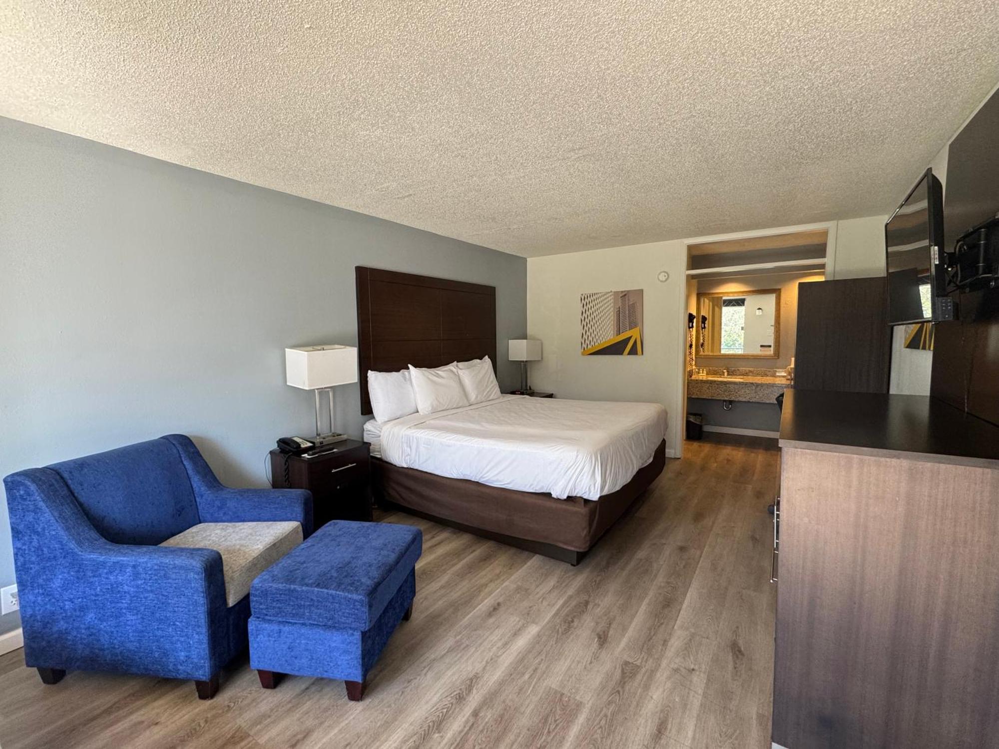 Clarion Inn & Suites Dothan South Экстерьер фото