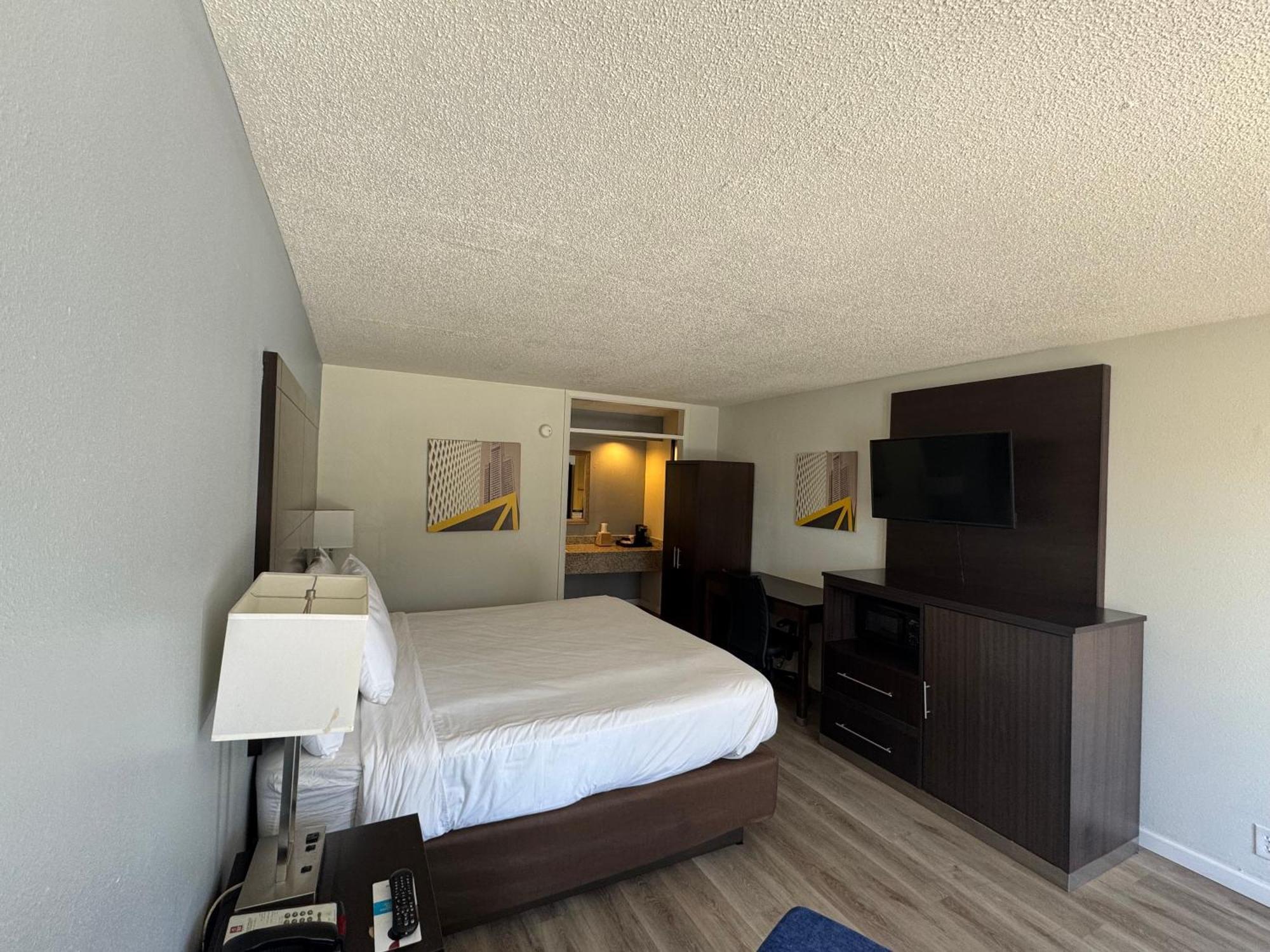 Clarion Inn & Suites Dothan South Экстерьер фото