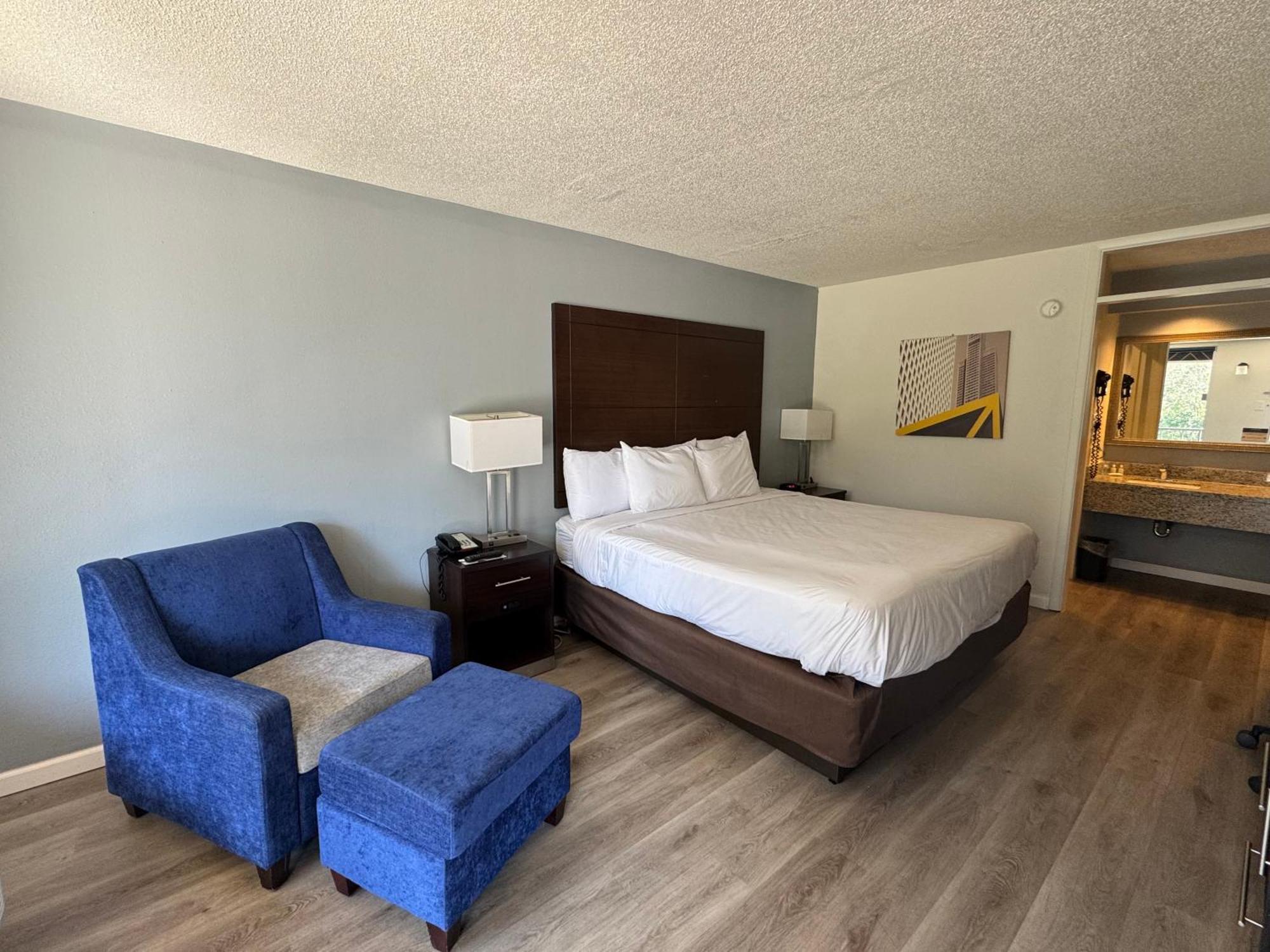 Clarion Inn & Suites Dothan South Экстерьер фото