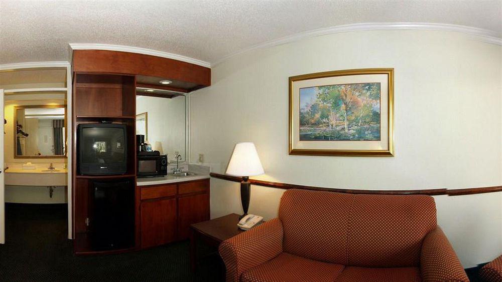 Clarion Inn & Suites Dothan South Экстерьер фото