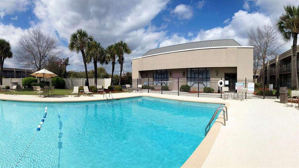Clarion Inn & Suites Dothan South Экстерьер фото